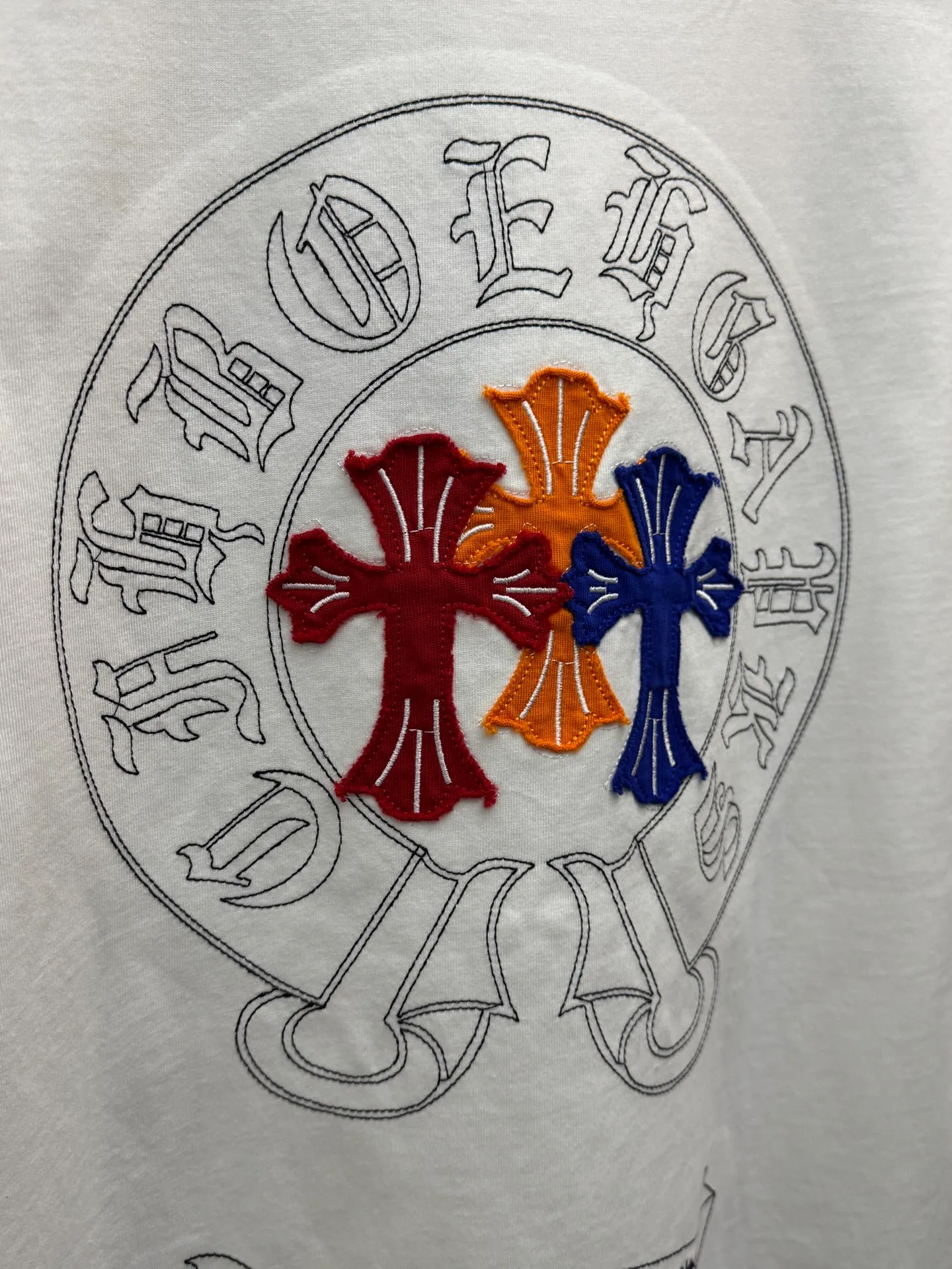 P180 top version, real shot without P, ​​different from market currency) 𝗖𝗵𝗿𝗼𝗺𝗲 𝗛𝗲𝗮𝗿𝘁𝘀/Croxin 2026 spring new original single counter American laser burnt patch embroidered couple short sleeves 👑The highest version! Customized fabric 300 grams, best-selling model at the counter, very comfortable to wear. Accessories: original molded and authenticated collar label ➕ 100% silk wash water label. Genuine purchase-grade original hangtag➕matching hanging rope➕3D hanging beads➕original packaging bag. Craftsmanship: The original version has consistent wiring! The highest version of the armhole matching technique! Color: White Black Size: S M L XL Style No.: 26-2031